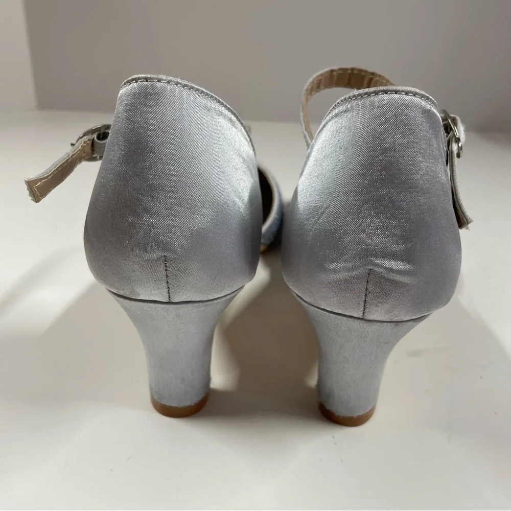 Badgley Mischka Silver Beaded Fabric Closed Toe Ankle Strap Heels Big Girls Sz 5